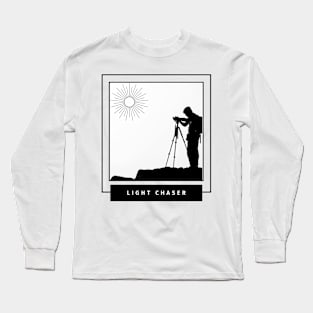 Light chaser photographer and sun design with mountains for nature photographers Long Sleeve T-Shirt